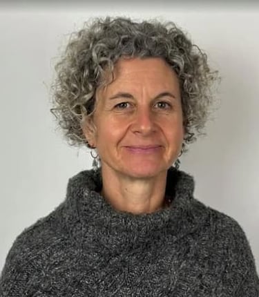 Photo d'une coach professionnel face caméra et souriante