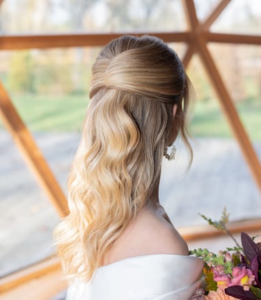 Coiffure demi attache (Images Holy-Planner)