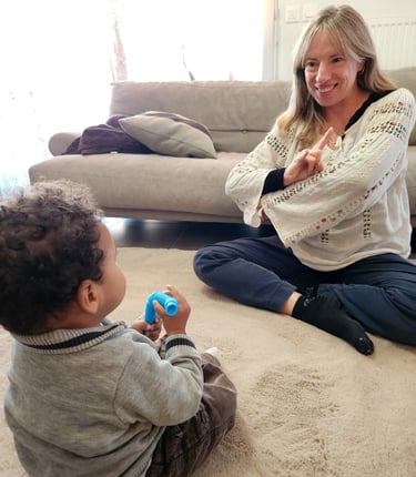 Photo de Marie Laure Dreux signant une comptine lors d'un atelier Bébé Signes