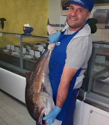 Il titolare Scrofano Paolo mentre mostra con orgoglio un grosso esemplare di ricciola.