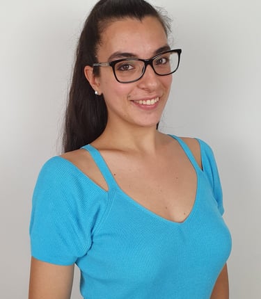 Arianna Curcio, a woman in a blue shirt and glasses