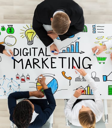 Equipe de profissionais planejando estratégias de marketing digital com gráficos, vendas e inovação