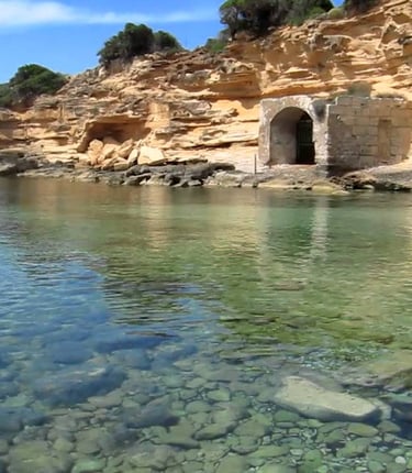 Cala Camps Vell It is a beautiful circular cove with a mixture of small pebbles and sand.