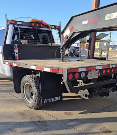 A truck with a gooseneck trailer