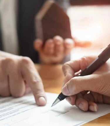 "Cliente satisfecho firmando acuerdo financiero con Inversiones Inmobiliarias Beraca
