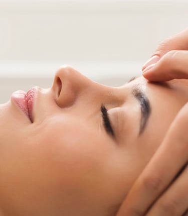 magnétisme crânien, imposition des mains sur une personne allongée sur le dos;