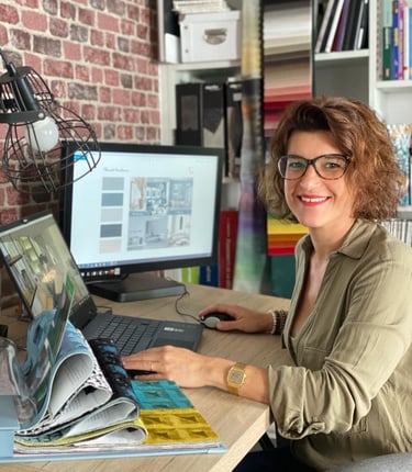 Décoratrice d'intérieur à son bureau dans le Val d'Oise