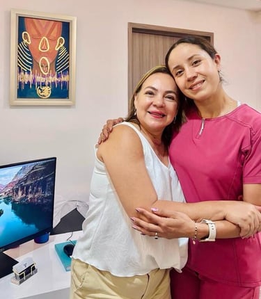 Un paciente sonriente y agradecida con su otorrinolaringóloga de confianza.