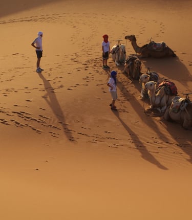 Guía bereber de Sahara Salvaje liderando un trekking en el desierto del Sahara