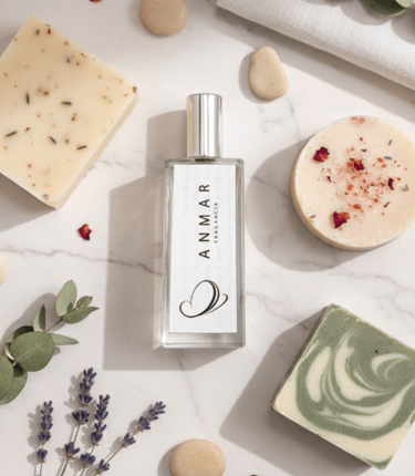 Perfume y jabones con plantas aromáticas sobre una mesa de mármol