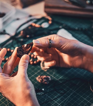 joyera-revisión-piedras-cuentas-y-herramientas