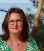 portrait de sophrologue spécialisée offrant un accompagnement bienveillant et personnalisé