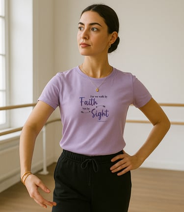mujer en salón de ballet luciendo una camiseta estampada personalizada