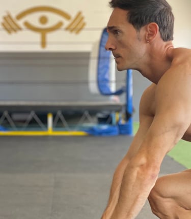 Entrenador focalizado en su entrenamiento para optimizar el rendimiento