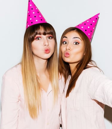 Zwei Frauen feiern Geburtstag und lassen sich in Pose von der Fotobox fotografieren