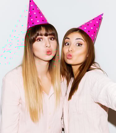Zwei Frauen feiern Geburtstag und lassen sich in Pose von der Fotobox fotografieren