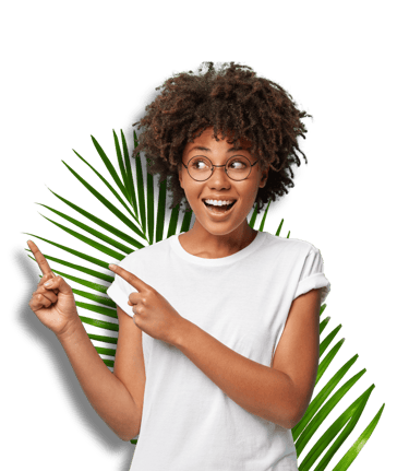 Une femme avec des lunettes et un t-shirt blanc pointant quelque chose du doigt, avec en fond une feuille verte