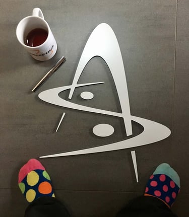 logo avec stylo et mug pour La Sagesse de la Matiere