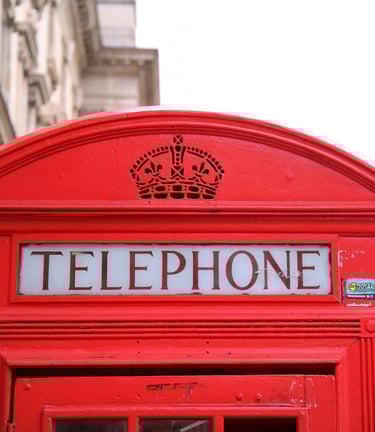 Imagem mostra cabine telefônica clássica inglesa em frente a ponte de westmister