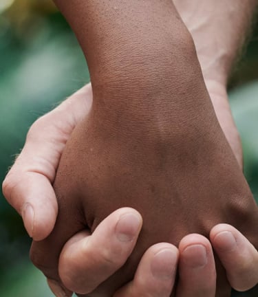 Couple mixte se tenant la main