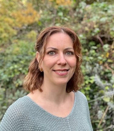 Claudia Krmpotic, Pflegefachfrau und Coach, IFS Therapie, innere Ressourcen, Portrait im Grünen