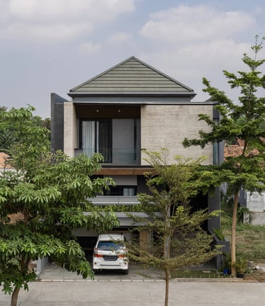 Rumah modern 2 lantai di Royal Estate Podo dengan fasad elegan, balkon kaca, dan area carport, mengh