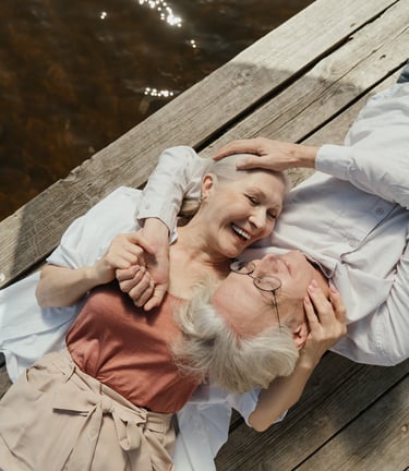 La pratique de la sophrologie est tout aussi importante chez ces adultes mâtures.