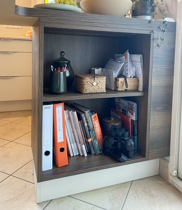 rangement ouvert en bois pour livre de cuisine