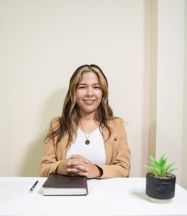 psicologa profesional sentada en su oficina