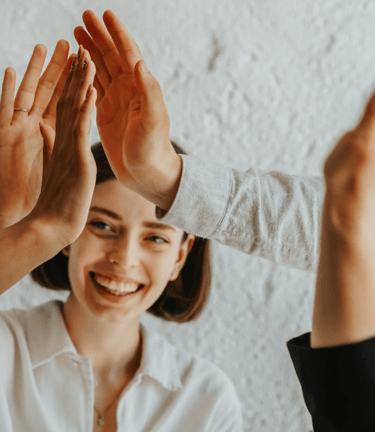 eine Gruppe Menschen die sich abklatschen