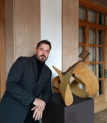 Pedro Alonso, artista y escultor contemporáneo, junto a una obra en su estudio