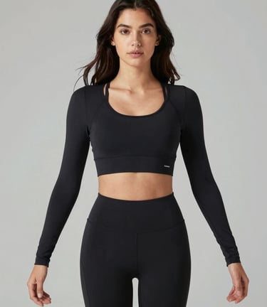 Mujer usando conjunto deportivo negro de moda femenina, compuesto por crop top de manga larga y legg