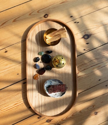 art thérapie : rituel de purification avec palo santo, bâton de sauge et encens puis quartz rose