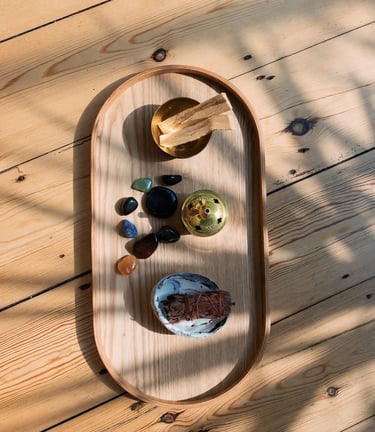 Coaching bien etre : rituel de purification avec palo santo, bâton de sauge et encens puis quartz rose