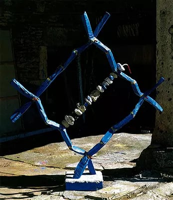 une sculpture bleue aérée sur fond sombre