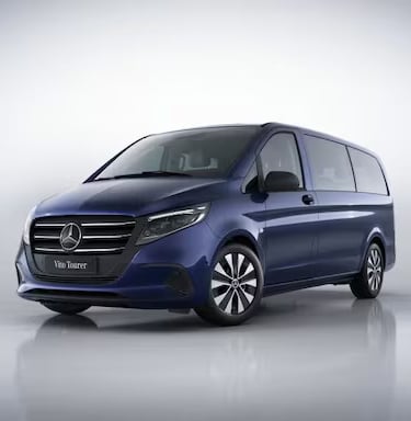 Mercedes Vito noir disponible à la location, stationné.