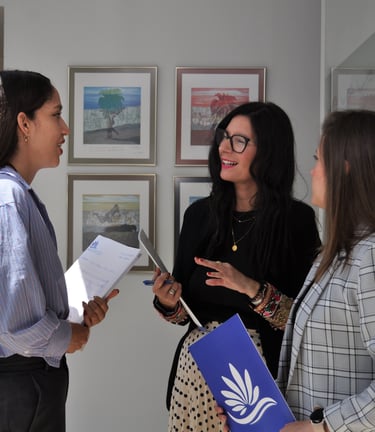 Equipo de trabajo de Cancelamos tu deuda en Canarias comentando un caso