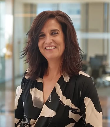 una mujer con un vestido blanco y negro sonriendo