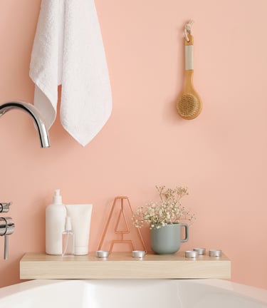 salle de bain rangée, organisée, épurée, aux couleurs douces