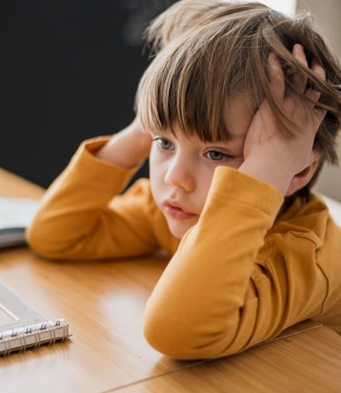 photo presentant un enfant face  à des difficultés d'apprentissage