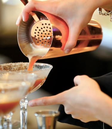 Un cocktail servi au shaker