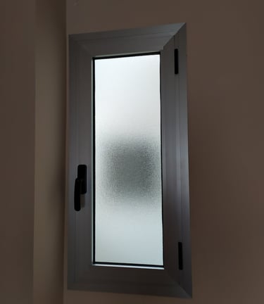 Ventana estrecha de aluminio para baño con cristal opaco instalada por Cristalería Ramsal.