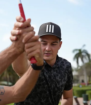 Santi Espinosa Golf Coach dando instrucciones a un alumno.