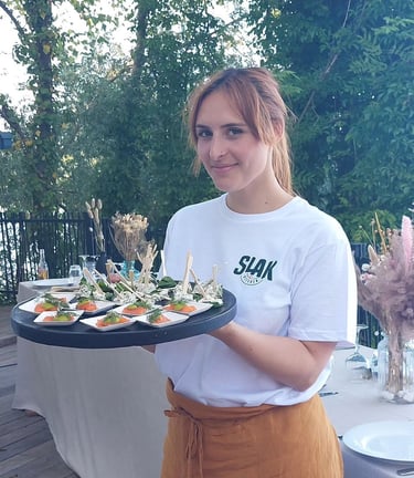 Photo de Sarah Plasschaërt tenant un plateau de bouchées cuisinées