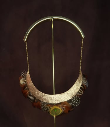 Collier en cuir pailleté doré et plumes de faisan, paon et pintade, avec chaîne en acier inoxydable