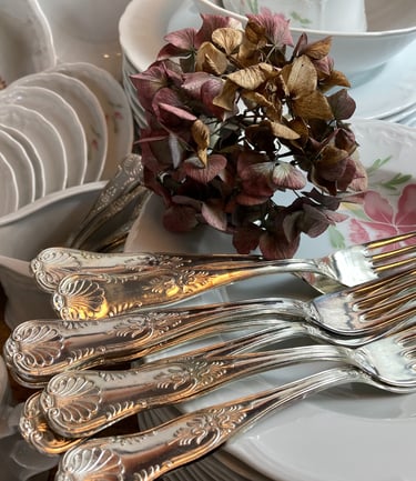 Une table avec des couverts et des assiettes