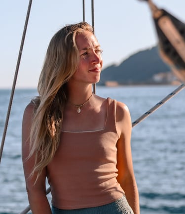 Laura auf der Segelyacht Moana vor der Spanischen Küste
