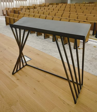 Pupitre ouo présentoir au style industriel brut pour présentation orale 