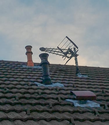Technicien Phonie-Sat posant une antenne UHF à Aix-les-Bains