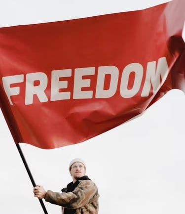 immagine di bandiera rossa con scritta freedom sventolata da attivista vegano 